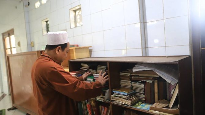 kisah inspiratif muksin rawat masjid kalipasir