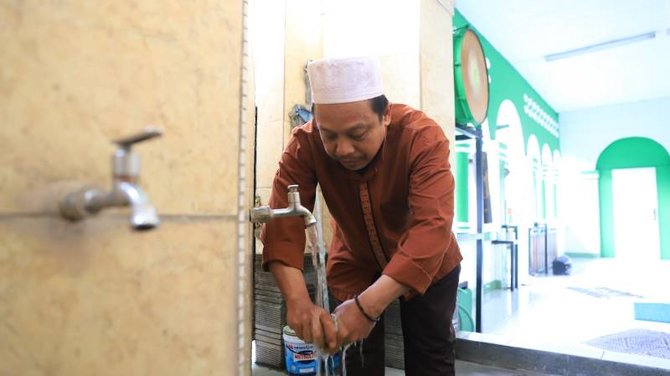 kisah inspiratif muksin rawat masjid kalipasir