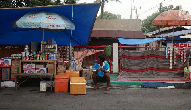 warung tenda dadakan saat musim mudik lebaran di pantura jabar