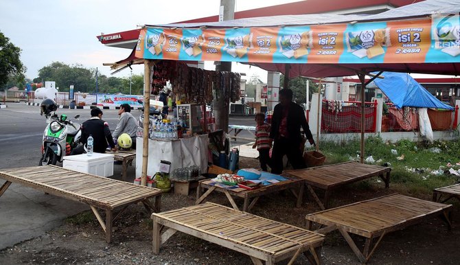 warung tenda dadakan saat musim mudik lebaran di pantura jabar