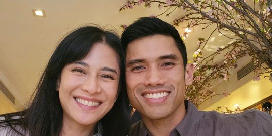 Foto Berdua dengan Suami, Dian Sastro 'Mirip Nggak?', Langsung jadi Sorotan