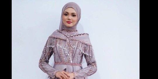 Impersonate Siti Nurhaliza, ini 5 Potret Rina Nose Tampil Berhijab Bikin Pangling!