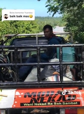 kurir motor pasrah melihat motornya hangus terbakar masih sempat amankan semua paket pelanggan