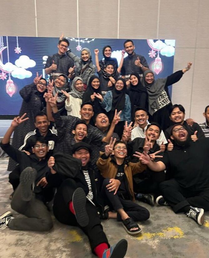 bertema hitam intip momen bukber zaskia amp shireen sungkar bareng timnya