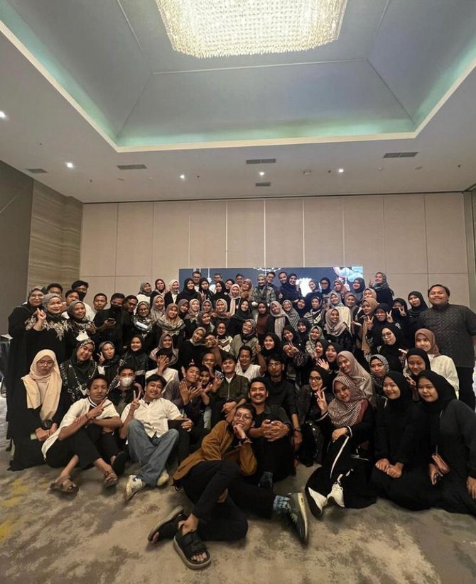 bertema hitam intip momen bukber zaskia amp shireen sungkar bareng timnya