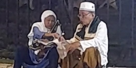 Romantis Sampai Tua, Pasangan Kakek Nenek yang Jajan Setelah Tarawih Ini Buat Iri