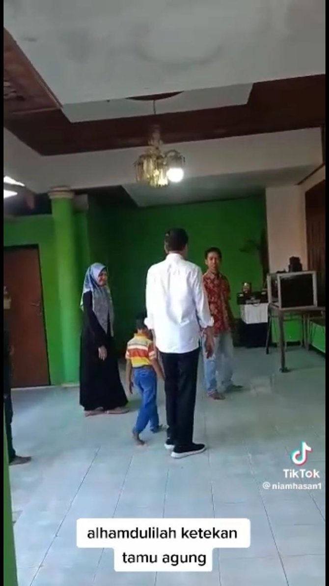 momen jokowi takziah ke rumah sahabat lamanya di boyolali jadi tontonan tetangga