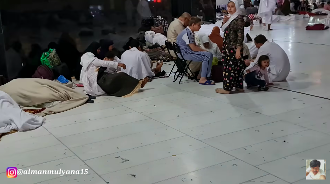 potret jemaah umroh backpacker tidur di belakang wc masjidil haram memakai ihram