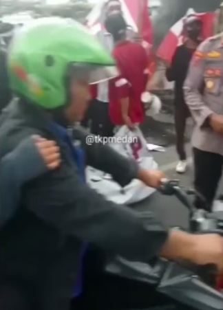 terhambat cari nafkah ojol buka jalan yang diblokir demo mahasiswa 039ini jalan umum039