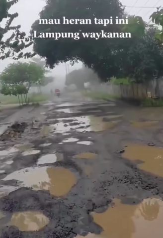 potret jalan di lampung yang rusak parah netizen 039apakah ini wahana039