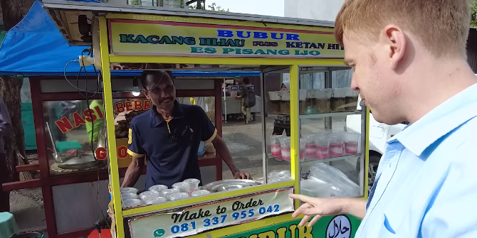 Tukang Bubur Keliling ini Istimewa, Jualan Pakai Bahasa Inggris Kayak Bule