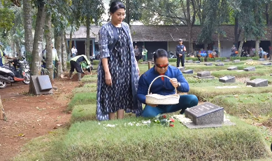 eks panglima tni ziarah makam orangtua