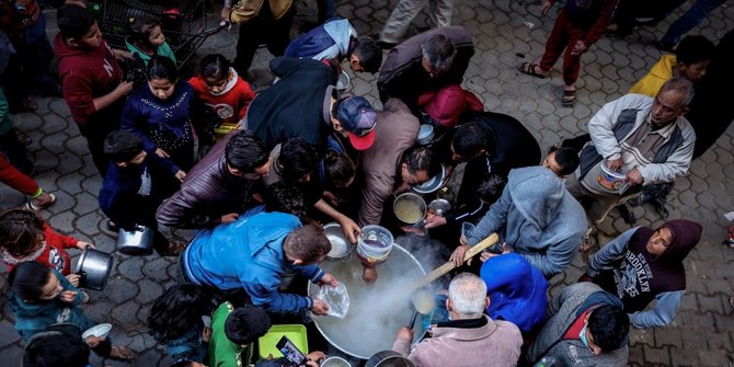 Sebutir Kurma dan Segelas Air dari Orang Nasrani Sejukkan Ramadan di Gaza