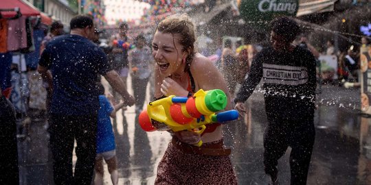 Keseruan Perang Air di Festival Songkran Thailand