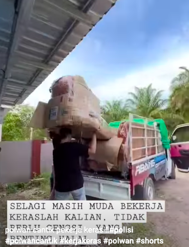 penampilan polwan cantik pekerja keras usai dinas lanjut angkat sofa ke pick up