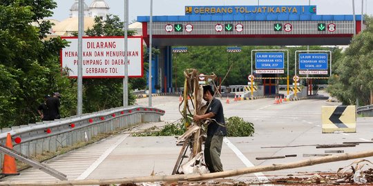 Polisi Ancam Massa yang Tutup Tol Jatikarya: Kenapa Ganggu Hak Orang Lain?