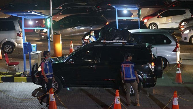 kepadatan di gerbang tol cikampek utama