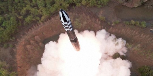 Penampakan Hwasong-18, Rudal Antarbenua Terbaru Korut yang Bikin AS Panas