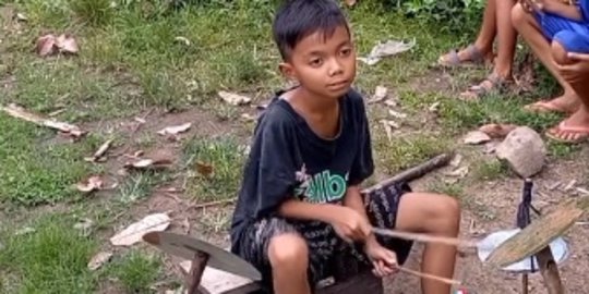 Viral Aksi Anak Kecil Main Musik Drum dari Barang Bekas, Banjir Pujian