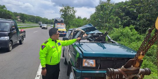 Panther Ringsek Usai Seruduk Truk Fuso di Tol Solo-Ngawi