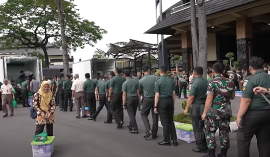 bantu meringankan beban kasad beri sembako amp thr