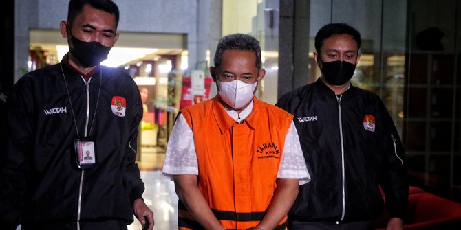 Wali Kota Bandung Yana Mulyana Berseragam Tahanan dan Diborgol Usai Terjaring OTT KPK