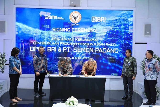 penandatangan kerja sama program pensiun iuran pasti semen padang ke dplk bri