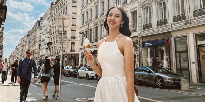 Potret Cantik Anya Geraldine Dalam Balutan Dress Putih di Paris Sukses Curi Perhatian