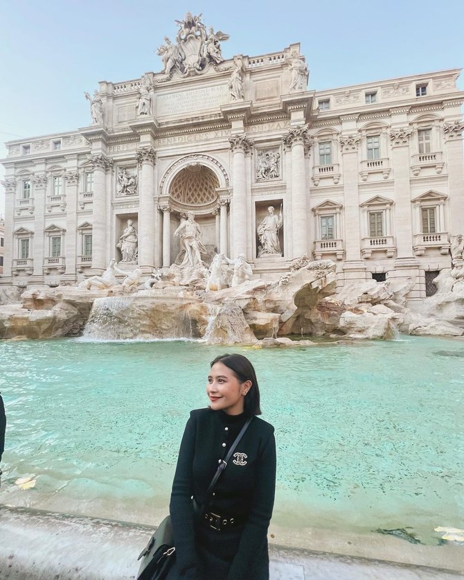 potret prilly latuconsina di italia