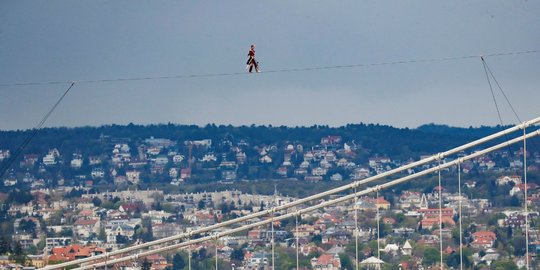 Aksi Menantang Maut Seniman Hungaria di Ketinggian 30 meter