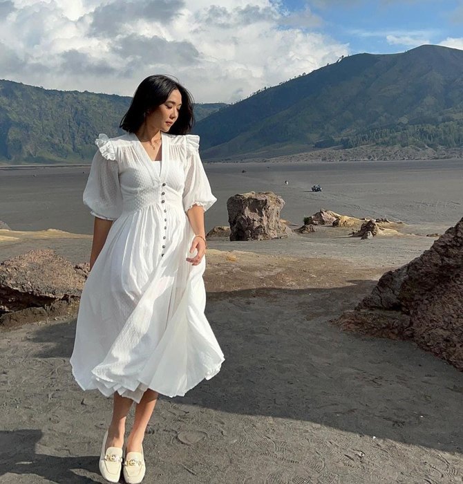 pakai dress putih dan sepatu hak tinggi ini 5 potret memukau gisel di bromo