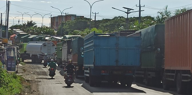 Kemacetan Menuju Pelabuhan Ciwandan Mencapai Tiga Kilometer
