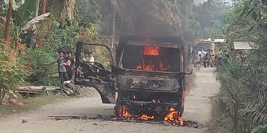 Tabrak Pelajar, Mobil Truk Dibakar Massa di Aceh Tamiang