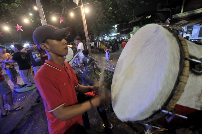 pesta kembang api meriahkan malam takbiran