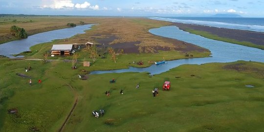 Menikmati Ngabuburit di Padang Savana Lumajang