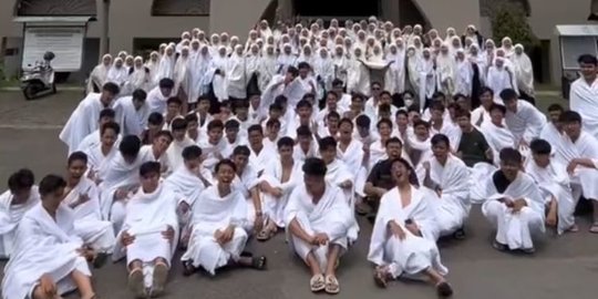 Anti-Mainstream, Satu Angkatan Murid SMA Ini Study Tournya Umrah ke Tanah Suci