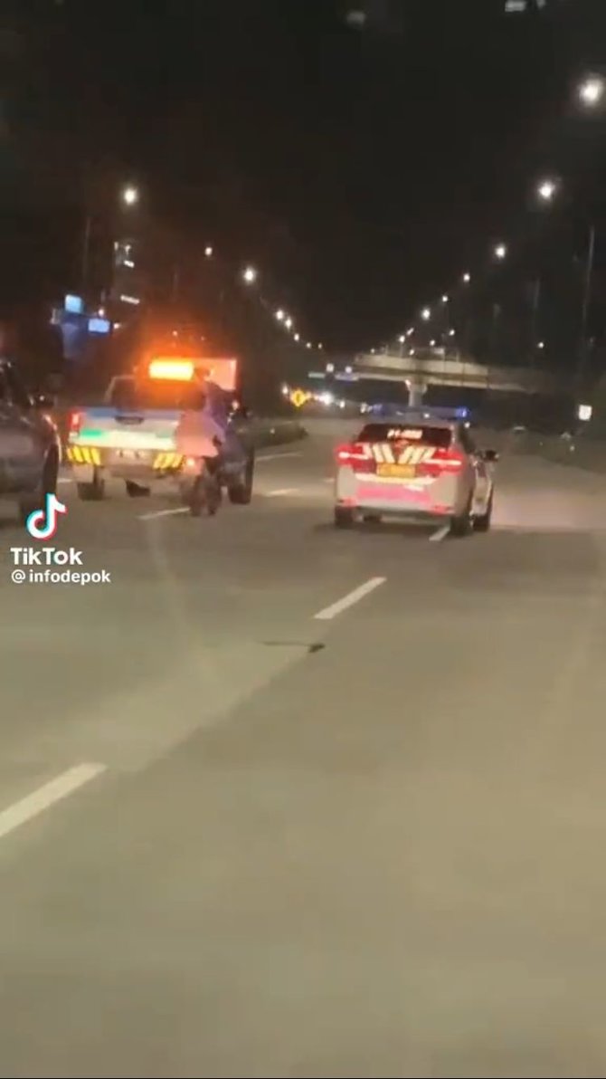 aksi nekat pemotor masuk ke jalan tol dikejar petugas