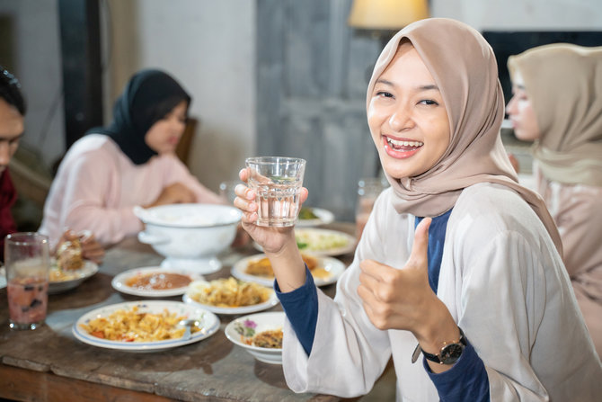 alasan mengapa isotonik drink perlu dikonsumsi saat menjalani puasa simak yuk