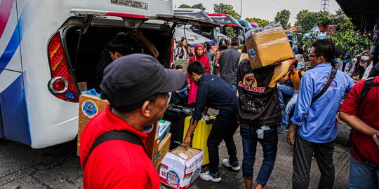 Pemudik Mulai Padati Terminal Kampung Rambutan