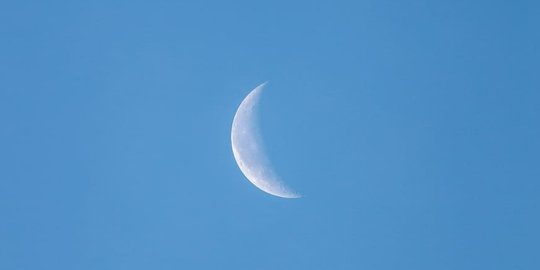 Mengapa Bulan Bisa Tampak di Siang Hari? Ini Kata Sains
