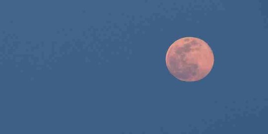 mengapa bulan bisa tampak di siang hari? ini kata sains