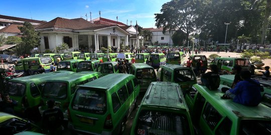 Tuntut Berlakukan Tarif Biskita, Sopir Angkot se-Kota Bogor Geruduk Balai Kota