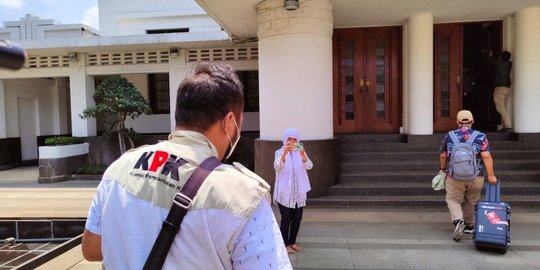 KPK Bawa Tiga Koper Usai Geledah Ruang Kerja Yana Mulyana