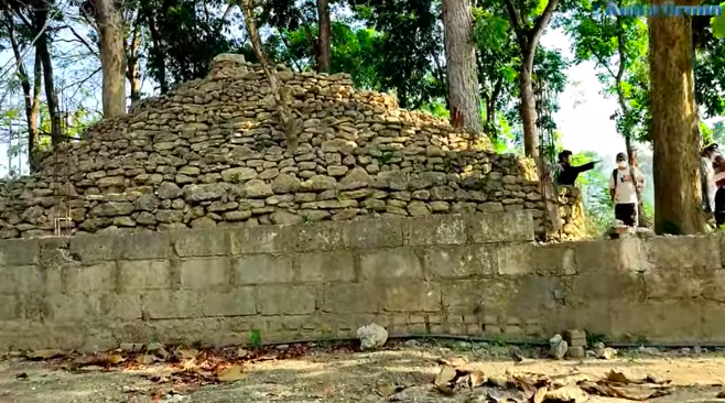 bak miniatur piramida situs ini adalah tempat gajah mada muda mengembala kerbau