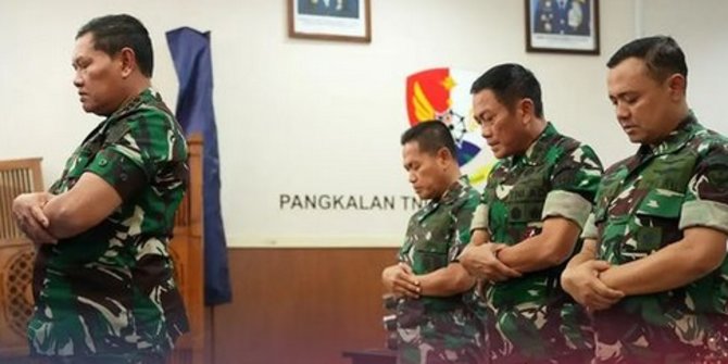 Begini Potret Panglima TNI jadi Imam Salat sebelum Rapat Operasi Pilot Susi Air
