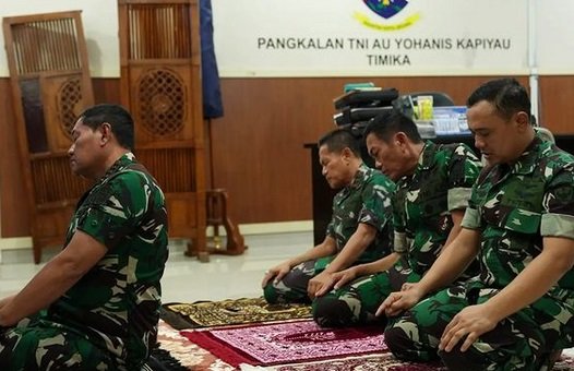 momen panglima tni pimpin sholat