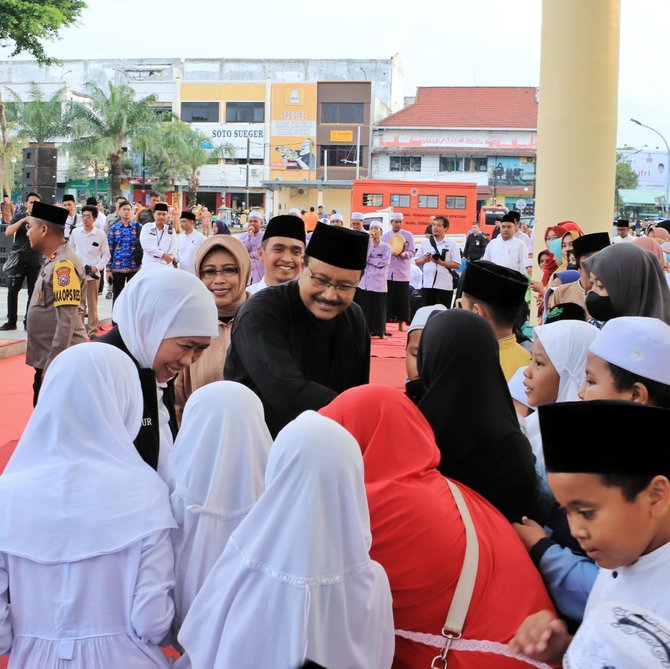 gubernur jatim bersama wali kota pasuruan bagikan bantuan untuk anak yatim