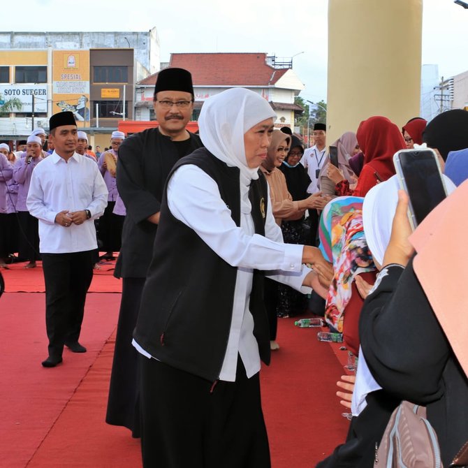 gubernur jatim bersama wali kota pasuruan bagikan bantuan untuk anak yatim