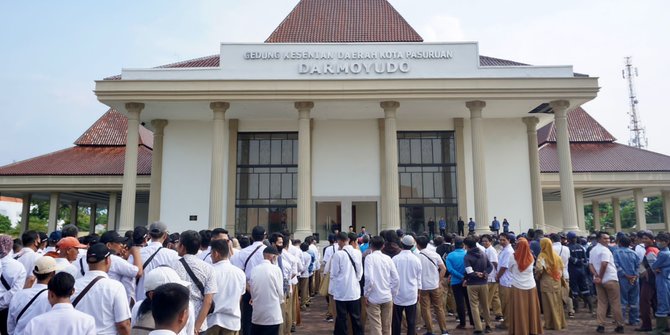 Pemkot Pasuruan Bagikan Ribuan Sembako pada PHL, Gus Ipul: Mari Bantu Sukseskan MTQ