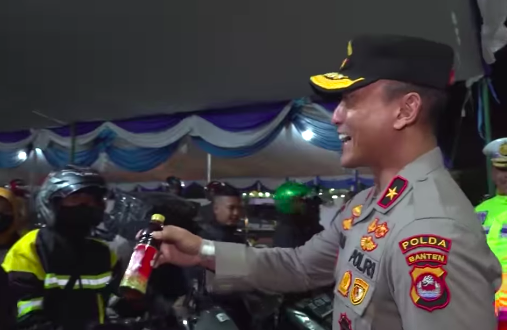 jenderal bintang 1 polri turun ke jalan pantau mudik tulis pantun bikin 039cakep039